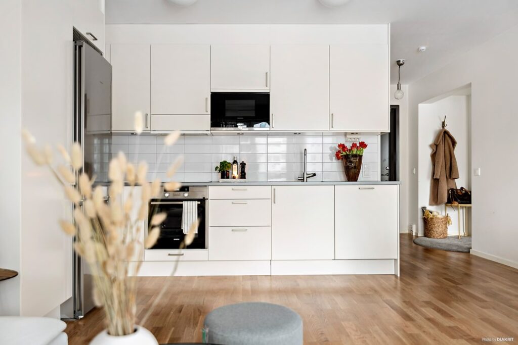 Montering av diskmaskin, kylskåp & spishäll i sommarstuga. Södermalm, Hornstull